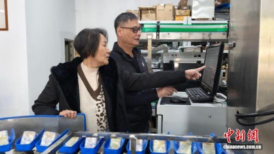 图为1月14日,陈金在(右)和妻子赵盛鹃展示研发的智能配重系统。廖珍妹 摄 图为1月14日,陈金在(右)和妻子赵盛鹃展示研发的智能配重系统。廖珍妹 摄