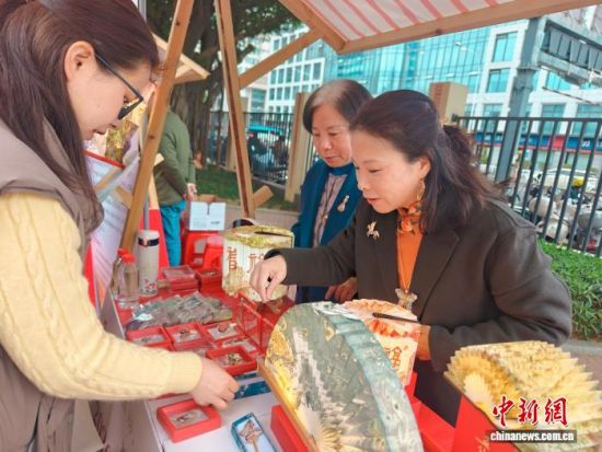 Ö½ÉÏÆ¯Æá̯λÉÏ£¬ÐØÕë¡¢µõ×¹¡¢µÆÊεÈÎÄ´´²úÆ·ÁÕÀÅÂúÄ¿£¬ÉîÊÜÊÐÃñ¡¢ÓοÍÇàíù¡£Ò¶ÇïÔÆ Éã Ö½ÉÏÆ¯Æá̯λÉÏ£¬ÐØÕë¡¢µõ×¹¡¢µÆÊεÈÎÄ´´²úÆ·ÁÕÀÅÂúÄ¿£¬ÉîÊÜÊÐÃñ¡¢ÓοÍÇàíù¡£Ò¶ÇïÔÆ Éã