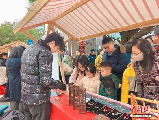 ͼΪÊÐÃñ¡¢ÓοͲιÛÎÄ»¯Êм¯¡£Ò¶ÇïÔÆ Éã ͼΪÊÐÃñ¡¢ÓοͲιÛÎÄ»¯Êм¯¡£Ò¶ÇïÔÆ Éã