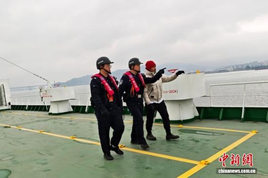 1月27日,宁德边检站移民管理警察在“法嘉10号”轮上开展巡查。范正雄 摄 1月27日,宁德边检站移民管理警察在“法嘉10号”轮上开展巡查。范正雄 摄