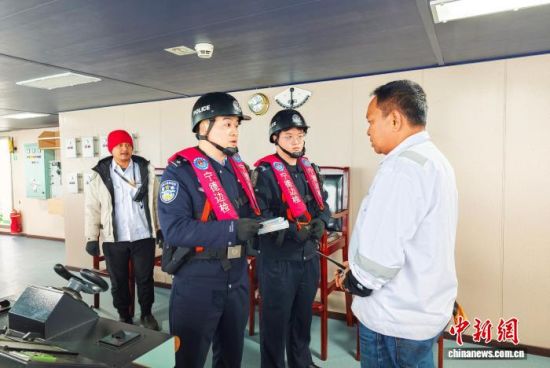 1月27日,宁德边检站移民管理警察在“法嘉10号”轮上为船员提供政策解答。范正雄 摄 1月27日,宁德边检站移民管理警察在“法嘉10号”轮上为船员提供政策解答。范正雄 摄