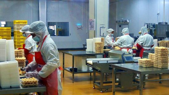 员工们紧张有序地忙生产。 员工们紧张有序地忙生产。