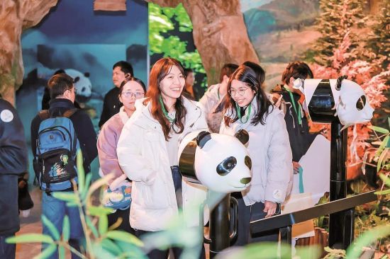 éĄ̊ÇàÄêÔÚ´óÐÜè¿ÆÆÕ¹ÝÄÚÁ˽âÁ½°¶ÊØ»¤ÐÜèµÄ¹ÊÊ¡£ £¨¸£ÖÝÍÅÊÐί¹©Í¼£© éĄ̊ÇàÄêÔÚ´óÐÜè¿ÆÆÕ¹ÝÄÚÁ˽âÁ½°¶ÊØ»¤ÐÜèµÄ¹ÊÊ¡£ £¨¸£ÖÝÍÅÊÐί¹©Í¼£©