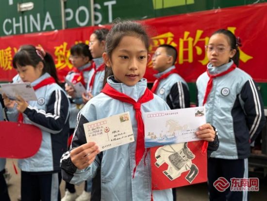小学生手拿贺岁信件和明信片(东南网记者 李霖 摄) 小学生手拿贺岁信件和明信片(东南网记者 李霖 摄)
