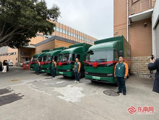 4辆邮政运输专车整装待发(东南网记者 李霖 摄) 4辆邮政运输专车整装待发(东南网记者 李霖 摄)