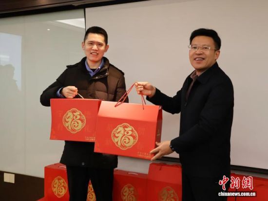 为台胞送慰问礼品。林榕生 摄 为台胞送慰问礼品。林榕生 摄