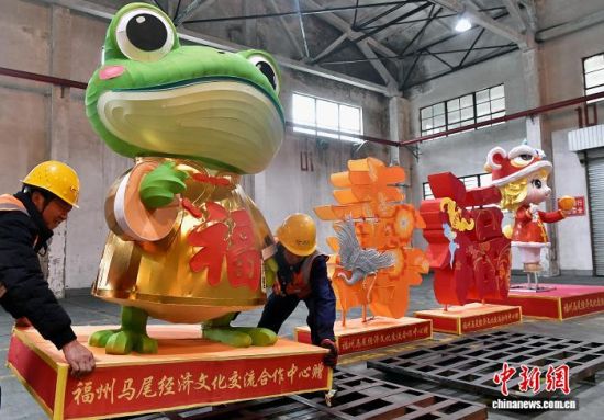 1ÔÂ28ÈÕ£¬µÚ¶þÊ®ËĽ조Á½Âíͬ´ºÄÖÔªÏü¡±»î¶¯¸£ÖÝÂíβÔùÂí׿µÄ28×鵯×飬ÔÚ¸£ÖÝÇàÖݼ¯×°ÏäÂëÍ·×°Ï䣬¼Æ»®ÔËÍùÂí׿£¬ÁÁÏ൱µØµÆ»á¡£ÖÐÐÂÉç¼ÇÕß Õűó Éã 1ÔÂ28ÈÕ£¬µÚ¶þÊ®ËĽ조Á½Âíͬ´ºÄÖÔªÏü¡±»î¶¯¸£ÖÝÂíβÔùÂí׿µÄ28×鵯×飬ÔÚ¸£ÖÝÇàÖݼ¯×°ÏäÂëÍ·×°Ï䣬¼Æ»®ÔËÍùÂí׿£¬ÁÁÏ൱µØµÆ»á¡£ÖÐÐÂÉç¼ÇÕß Õűó Éã