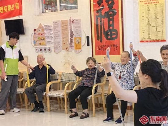 ÆÁ¶«¾Ó¼ÒÑøÀÏÕÕÁÏÖÐÐÄÀÀÏÈËÕý¸ú×ÅÀÏʦºÍÖ¾Ô¸Õß½øÐпµ¸´¶ÍÁ¶¡££¨¶«ÄÏÍø¼ÇÕß ·ë´¨Ò¶É㣩 ÆÁ¶«¾Ó¼ÒÑøÀÏÕÕÁÏÖÐÐÄÀÀÏÈËÕý¸ú×ÅÀÏʦºÍÖ¾Ô¸Õß½øÐпµ¸´¶ÍÁ¶¡££¨¶«ÄÏÍø¼ÇÕß ·ë´¨Ò¶É㣩