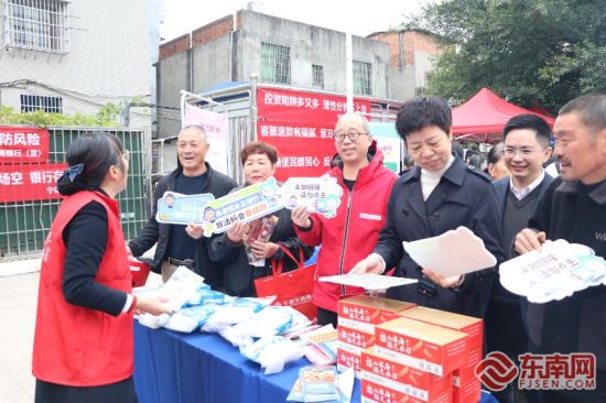 宣传员讲解非法金融防范知识。东南网记者 潘月容 摄 宣传员讲解非法金融防范知识。东南网记者 潘月容 摄