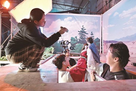 2025Äê3ÔÂ10ÈÕ£¬¡°²¼´ü²»´ô¡±ÍŶÓÕýÔÚÆ¬³¡ÅÄÉãÈÈÃŹúÂþ¡¶ºüÑýСºìÄï¡·µÄ¡°¶þ´´¡±ÊÓÆµ¡£ 2025Äê3ÔÂ10ÈÕ£¬¡°²¼´ü²»´ô¡±ÍŶÓÕýÔÚÆ¬³¡ÅÄÉãÈÈÃŹúÂþ¡¶ºüÑýСºìÄï¡·µÄ¡°¶þ´´¡±ÊÓÆµ¡£