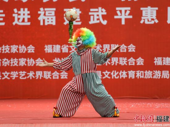 图为演员在活动上表演杂耍《快乐无限》。 李国潮 摄 图为演员在活动上表演杂耍《快乐无限》。 李国潮 摄
