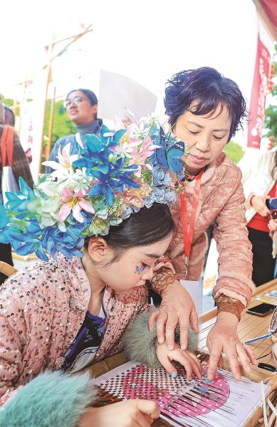 СÅóÓÑÌåÑéÓÀ´ºÖ½Ö¯»¼¼ÒÕ¡££¨Ö÷°ì·½¹©Í¼£© СÅóÓÑÌåÑéÓÀ´ºÖ½Ö¯»¼¼ÒÕ¡££¨Ö÷°ì·½¹©Í¼£©