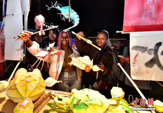 1��30��������ѧ������ʷ�Ļ������˽�չʾ���Զ���Ϊ���͵Ļ��ơ���������� �ű� ��