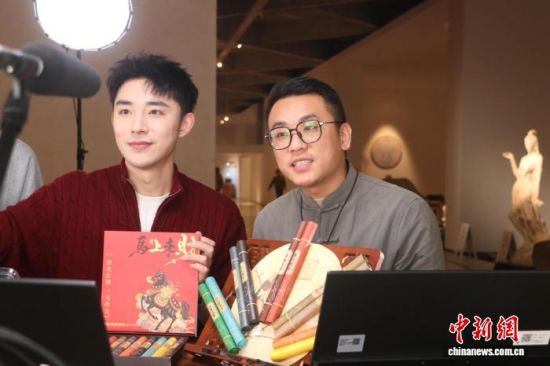 ����Ȫ�ݴ��조�����顱Ʒ�ƴٲ�ҵ�ںϡ�ͼΪ1��28�գ���������Я�ַ��Ŵ����Դ������ڸ���Ȫ�ݿ���������ҵ����Դֱ�������� ��