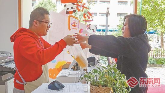 ��ԱΪ�˿ʹ����Ʒ��