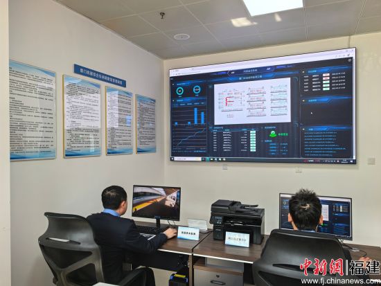 ͨ����������ȫ���ȼ�����Ľ���ͳһ�ġ������豸���ܼ��ƽ̨������վ������ṹ���ؼ��豸����ˮ�÷��Ⱥ�����ʩ��ȫ���������磬ʵ��Զ�̵����ܼ���뾫׼ά���������ű��㳡����ṹ���ݸ����ܵȹؼ��ֹ����ϰ�װ220�����д��������Բ�����5 ����/�εĸ�Ƶ�βɼ�Ӧ����λ�ơ��¶ȵȺ������ݣ�ʵʱԤ���ṹ�α���գ�ʵ���豸��׼��쾫����������ǰ���ء������ű���������ˮ��ѹ�÷��ǻ۹ܿأ���̬���÷�����״̬��ˮ��ˮλ��ˮ��ָ�꣬�߱�Զ�̲ٿر÷����鼰���۱���ͣ������ˮ�����Ⱥ���������״̬���Զ��رս�ˮ���ȹ��ܣ�ȷ����ˮ������ϡ���Ʒ�ʡ���