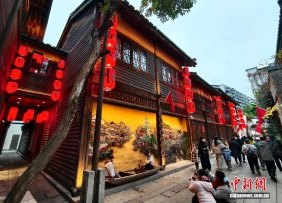 2��1�գ����Ŵ����ٽ����������º���ʷ�Ļ������ŵƽ�ʣ�һ��ϲ������ľ������������ �ű� ��