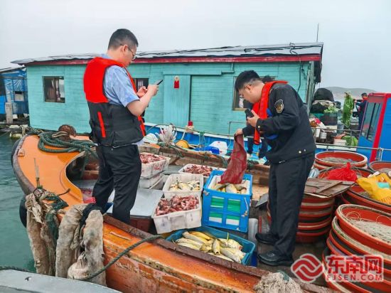 执法人员查获涉嫌违规船舶 执法人员查获涉嫌违规船舶
