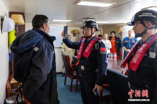 2ÔÂ3ÈÕ£¬ÄþµÂ±ß¼ìÕ¾ÒÆÃñ¹ÜÀí¾¯²ìÔÚ°ëDZ´¬¡°Ï£Íû֮·¡±ÂÖ£¬¶Ô¼´½«³ö¾³µÄ´¬Ô±¿ªÕ¹Ö¤¼þ¼ì²é¡£ÍõÖ¾Áè Éã 2ÔÂ3ÈÕ£¬ÄþµÂ±ß¼ìÕ¾ÒÆÃñ¹ÜÀí¾¯²ìÔÚ°ëDZ´¬¡°Ï£Íû֮·¡±ÂÖ£¬¶Ô¼´½«³ö¾³µÄ´¬Ô±¿ªÕ¹Ö¤¼þ¼ì²é¡£ÍõÖ¾Áè Éã