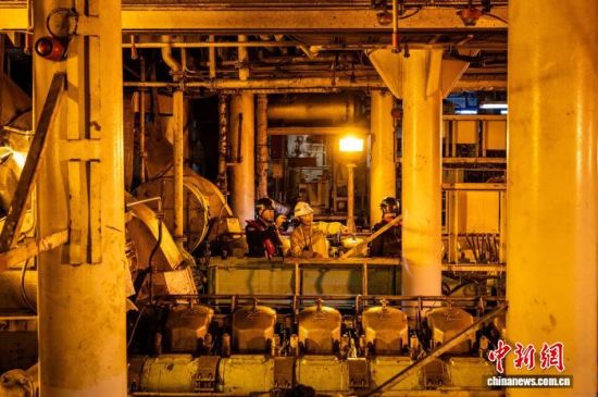 2ÔÂ3ÈÕ£¬ÄþµÂ±ß¼ìÕ¾ÒÆÃñ¹ÜÀí¾¯²ìÔÚ°ëDZ´¬¡°Ï£Íû֮·¡±ÂÖÉÏ¿ªÕ¹´¬Ìå¼ì²é¡£ÍõÖ¾Áè Éã 2ÔÂ3ÈÕ£¬ÄþµÂ±ß¼ìÕ¾ÒÆÃñ¹ÜÀí¾¯²ìÔÚ°ëDZ´¬¡°Ï£Íû֮·¡±ÂÖÉÏ¿ªÕ¹´¬Ìå¼ì²é¡£ÍõÖ¾Áè Éã