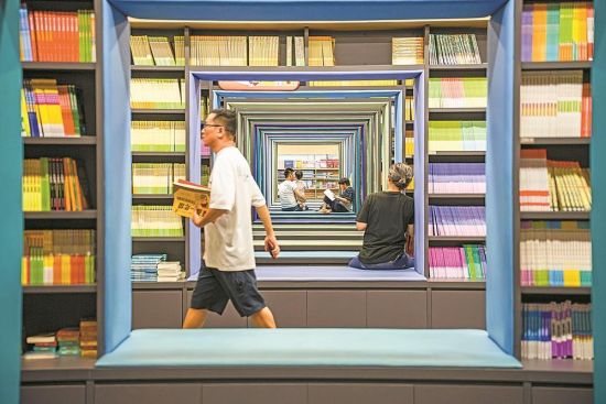 福州市鼓楼区八一七北路新华书店,读者在专注阅读。 陈天博 摄 福州市鼓楼区八一七北路新华书店,读者在专注阅读。 陈天博 摄