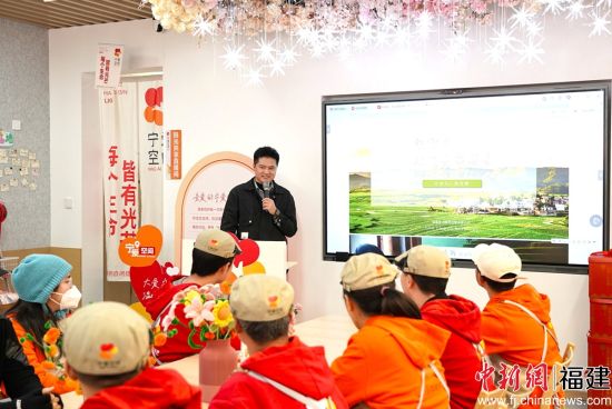 网络达人进行摄影摄像授课。郑雨锋 摄 网络达人进行摄影摄像授课。郑雨锋 摄