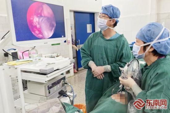 耳鼻咽喉科高尚主任(右一)手术中。宁德市医院供图 耳鼻咽喉科高尚主任(右一)手术中。宁德市医院供图