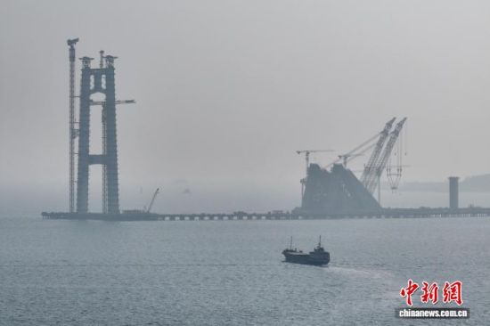 2月3日下午,“进薪轮”驶离厦门海翔码头。 中新社记者 王东明 摄 2月3日下午,“进薪轮”驶离厦门海翔码头。 中新社记者 王东明 摄