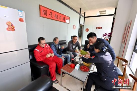 2月3日,“进薪轮”船员在厦门“闽台船员驿站”休息。 中新社记者 王东明 摄 2月3日,“进薪轮”船员在厦门“闽台船员驿站”休息。 中新社记者 王东明 摄