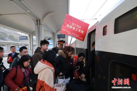 2ÔÂ5ÈÕ£¬¸£½¨ÈªÖÝ¿ªÐС°Çà´ºÓö¼û¹óÖÝ¡¤ÍÅÔ²ºÅ¡±Ãâ·Ñ·µÏç¸ßÌúרÁС£Í¼Îª·µÏçÈËÔ±ÓÐÐòÉϳµ¡£ºúѰ·ç Éã 2ÔÂ5ÈÕ£¬¸£½¨ÈªÖÝ¿ªÐС°Çà´ºÓö¼û¹óÖÝ¡¤ÍÅÔ²ºÅ¡±Ãâ·Ñ·µÏç¸ßÌúרÁС£Í¼Îª·µÏçÈËÔ±ÓÐÐòÉϳµ¡£ºúѰ·ç Éã