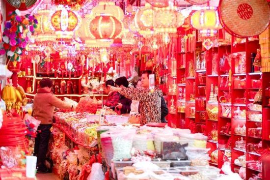 春节临近,宁德二月花商业街年货摊位红火迎客,市民驻足选购,沉浸式感受马年新春的浓浓年味。 郑霄 摄 春节临近,宁德二月花商业街年货摊位红火迎客,市民驻足选购,沉浸式感受马年新春的浓浓年味。 郑霄 摄