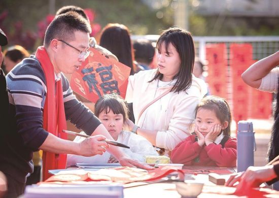 书法家现场为群众写春联。通讯员 康庆平 摄影报道 书法家现场为群众写春联。通讯员 康庆平 摄影报道