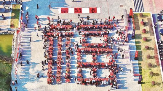 百张书桌拼出“福”字。福建日报记者 汤海波通讯员 李育智 摄影报道 百张书桌拼出“福”字。福建日报记者 汤海波通讯员 李育智 摄影报道