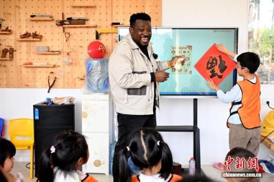 2��3�գ������족����������(Joe)�ڸ���ʡ�����������ص�ҮƤɭ�ֻ���Ӫ�أ��ص�Ϊ���غ���������һ�����й������ڡ�Ϊ�����Ӣ�ĿΡ�ͼΪ�����Ӣ�������ǽ��ܡ����Ļ��������������� ���� ��