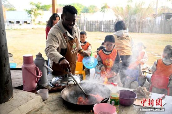 2��3�գ������족����������(Joe)�ڸ���ʡ�����������ص�ҮƤɭ�ֻ���Ӫ����ص�Ϊ���غ���������һ�����й������ڡ�Ϊ�����Ӣ�ĿΡ�ͼΪ������������������������й���ʳ������������ ���� ��