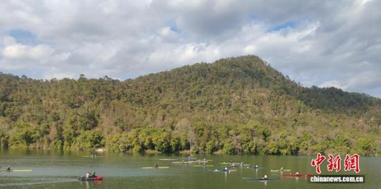 ͼΪһȺƤ��ͧ�˶�Ա���ڽ��ֽ�Ϫѵ�����׳�����