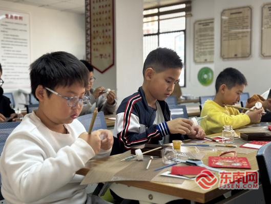 �������ߵ�����γ��ֳ�������������ѧԺ��ͼ��