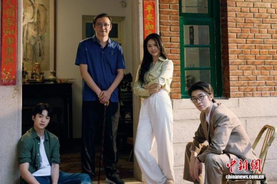 2��6�գ��۽�Ȫ�ݷ�����ʳ���Ļ����еĶ̾硶һ��Ȫ��֮��ĸѼ����ʽ���ߡ�ͼΪ�����ŶӺ�Ӱ��Ȫ�����Ļ��������ξֹ�ͼ