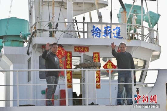 ͼΪ����н�֡��뿪���ź�����ͷʻ�����ţ�Զ���������ڽ����е��ý���ţ����ŶΣ��������˻���Ƭ����������� ������ �� 