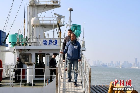 ͼΪ̨�崬Ա�´�׼��ǰ������̨��Ա��վ�� ����������� ������ �� 