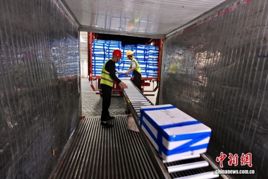 ͼΪ��������ͷ�����ڽ������ת��������̨��ļ�װ������������ ������ �� 