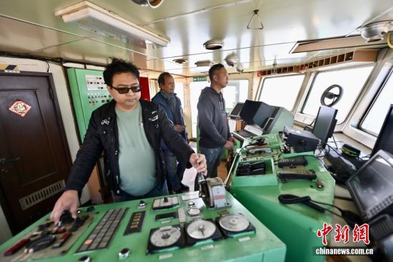 ͼΪ̨�崬Ա��ʻ����н�֡����ý�С��ͨ�����˺����Ͽ纣���������������� ������ ��