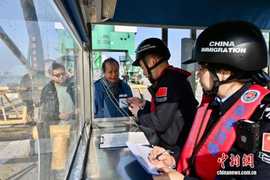 ͼΪ���Ŷ��ɱ߼�վ������ͷΪ̨�崬Ա����ͨ����������������� ������ �� 