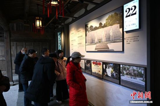 2��7�գ���ʯ�ʾӶ��������У����������ο�ǰ���ιۡ����������� ���� ��