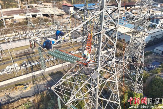国网三明供电公司输电带电作业班正在更换绝缘子片 国网三明供电公司输电带电作业班正在更换绝缘子片