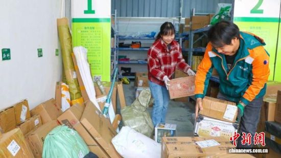 ͼΪ¿Í»õÓÊ˾»ú´ò°ü¸÷´åÅ©»§µÄ¿ìµÝ¡£½¨ÄþÏØÈÚýÌåÖÐÐĹ©Í¼ ͼΪ¿Í»õÓÊ˾»ú´ò°ü¸÷´åÅ©»§µÄ¿ìµÝ¡£½¨ÄþÏØÈÚýÌåÖÐÐĹ©Í¼