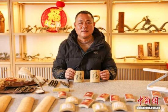 图为曹永生展示刚刻好的福字作品。黄尉峰摄 图为曹永生展示刚刻好的福字作品。黄尉峰摄