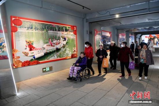 图为民众在防空洞里开启“寻福”之旅。中新社记者 王东明 摄 图为民众在防空洞里开启“寻福”之旅。中新社记者 王东明 摄