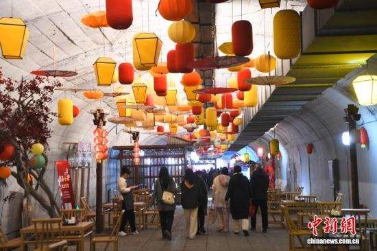 图为民众游览新春氛围浓厚的防空洞。中新社记者 王东明 摄 图为民众游览新春氛围浓厚的防空洞。中新社记者 王东明 摄