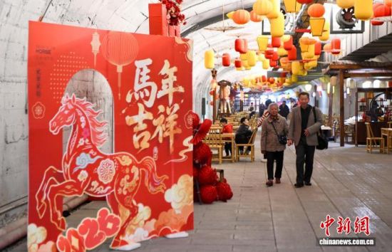 图为民众在防空洞里沉浸式体验福文化。中新社记者 王东明 摄 图为民众在防空洞里沉浸式体验福文化。中新社记者 王东明 摄